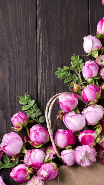 Цветы на деревянной доске