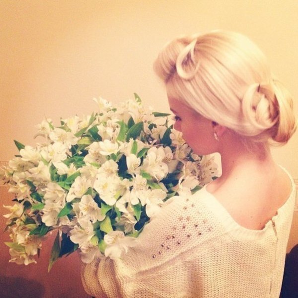 Блондинка с розами