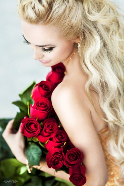 Блондинка с букетом роз без лица