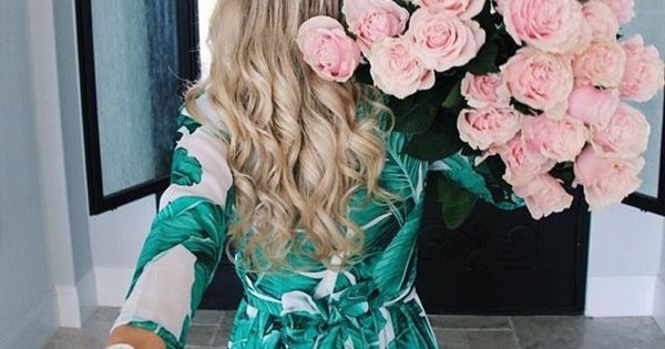 Блондинка с цветами со спины