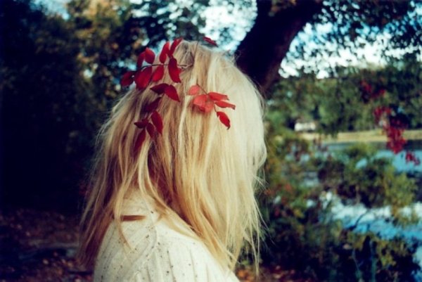 Блондинка с цветами со спины