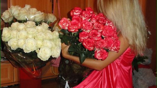 Блондинка с цветами