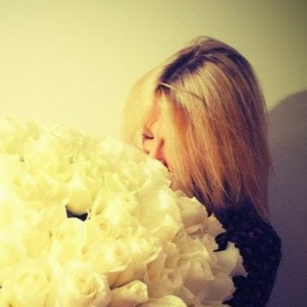 Блондинка с длинными волосами селфи