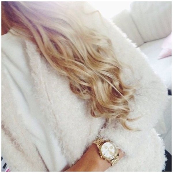 Блондинка с цветами без лица