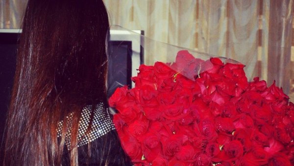 Девушка с розами без лица