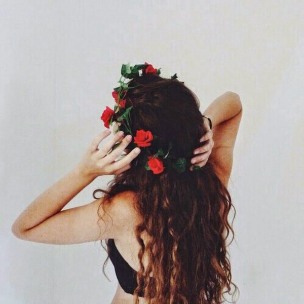 Девушка с цветами со спины