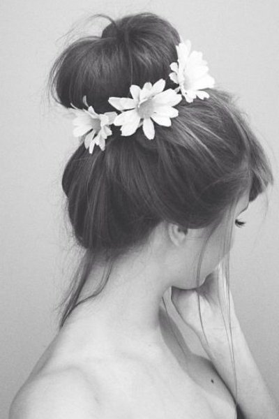 Девушка с цветами со спины