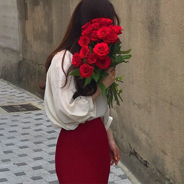 Девушка с розами со спины: подборка картинок