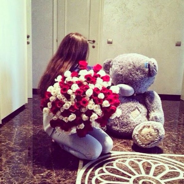 Блондинка с цветами со спины