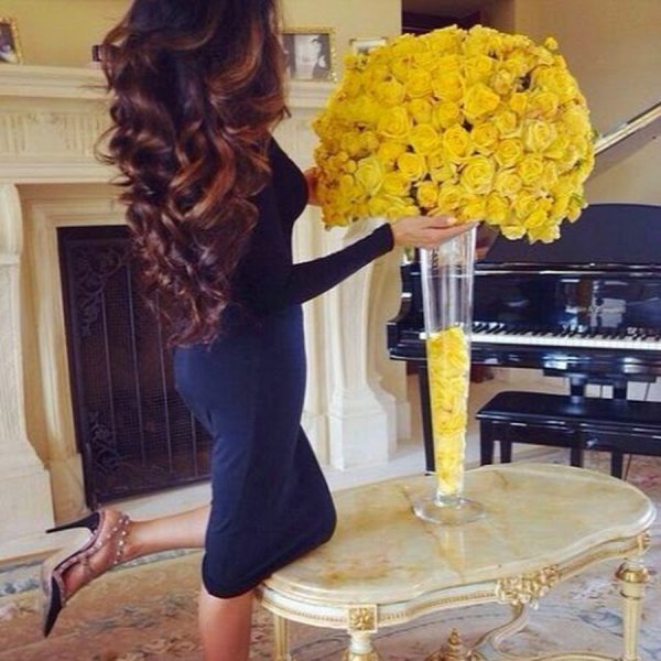 Брюнетка с букетом со спины