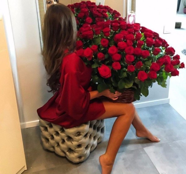 Блондинка с цветами