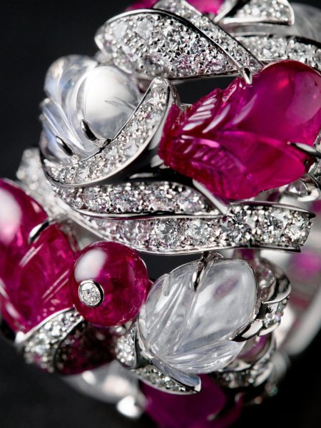 Ювелирные украшения на фоне цветов