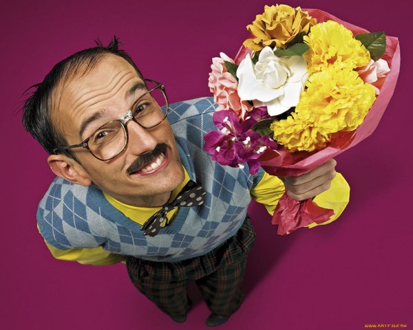 Смешной парень с цветами