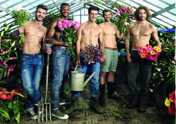 Голый мужчина с цветами