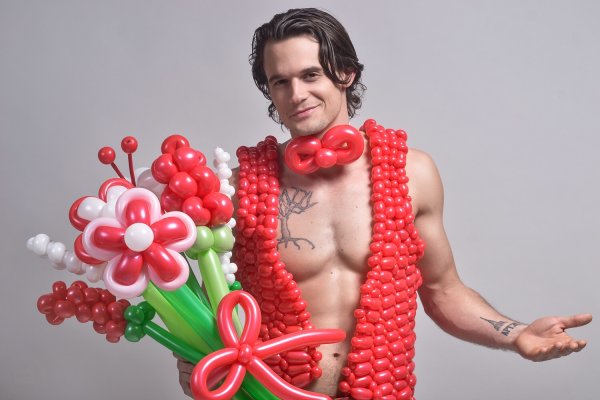 Жирный мужик в цветах