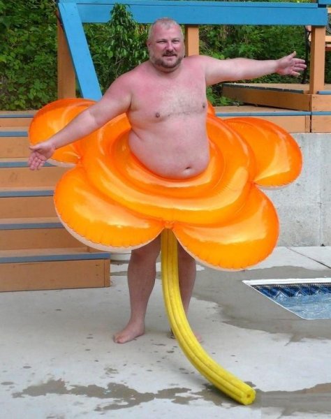 Мужчина с цветами смешно