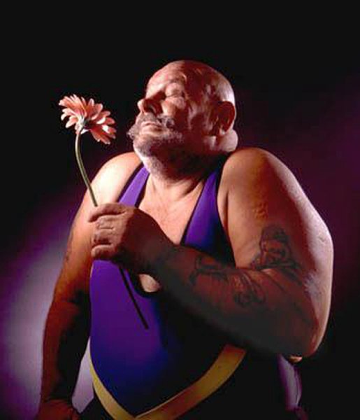 Накаченный мужчина с цветами