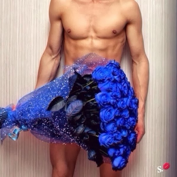 Смешной мужчина с цветами