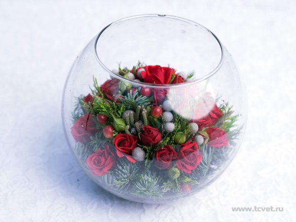 Композиция в круглой стеклянной вазе