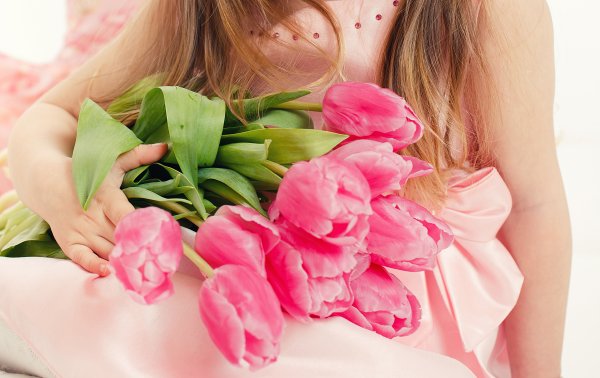 Женщина с тюльпанами в руках