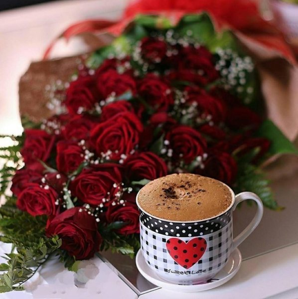 Чашечка кофе и букетик цветов