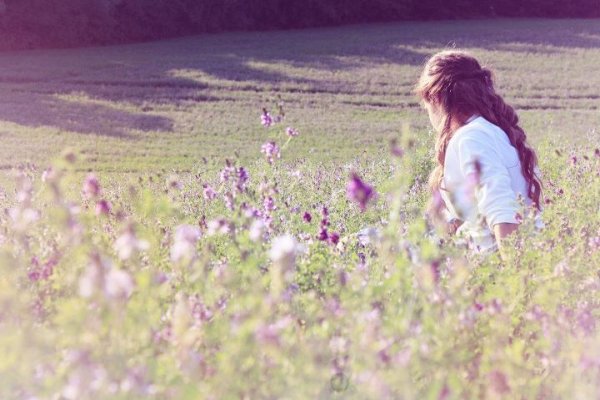 Девушка в ромашках спиной