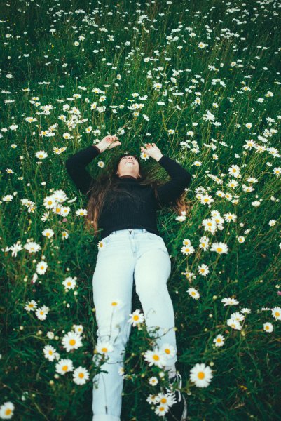 Девушка с цветами в волосах со спины