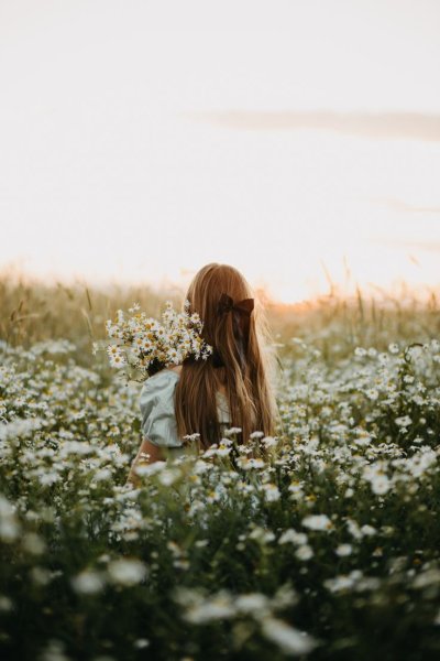 Женщина в цветах спиной