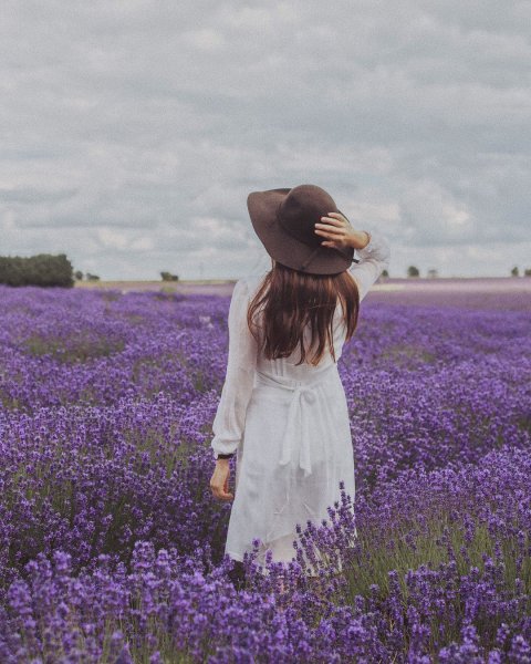 Блондинка с ромашками