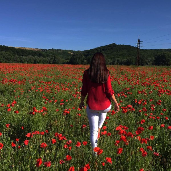 Девушка в деревне спиной