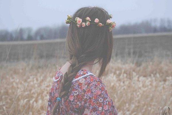 Брюнетка с короткими волосами с цветами