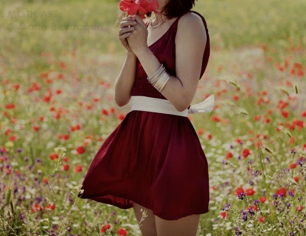 Девушка в поле в шлепке спиной