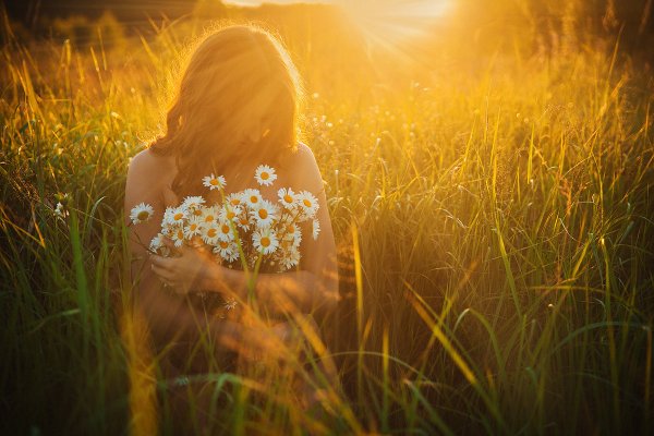 Брюнетка в подсолнухах спиной