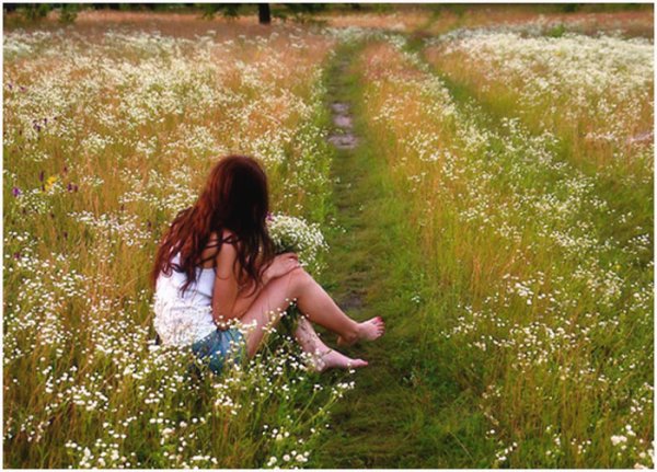 Блондинка в цветах со спины