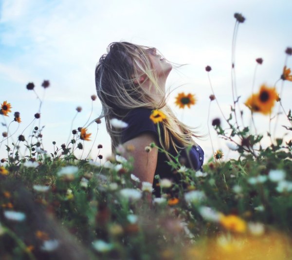 Девушка в маковом поле со спины