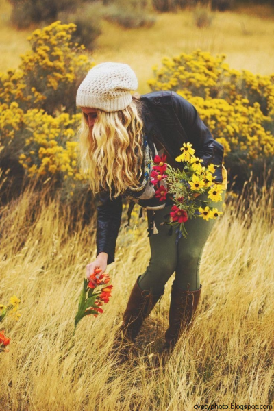 Девушка в венке со спины