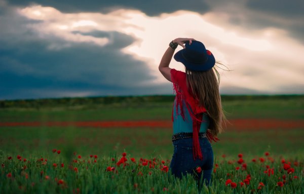 Русская женщина в поле спиной