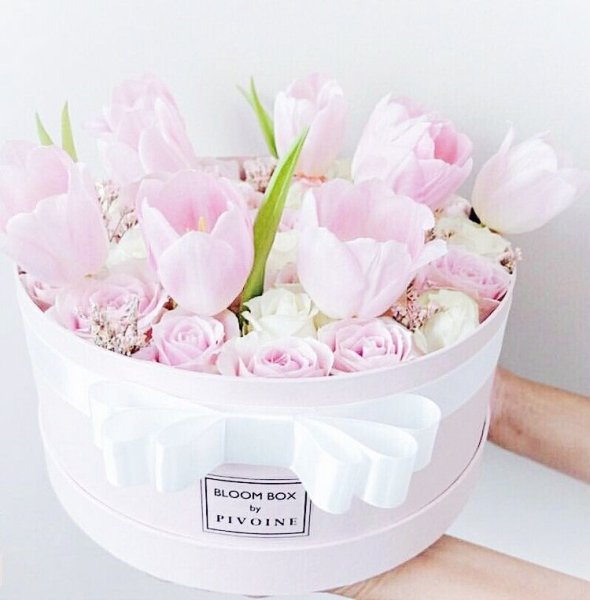 Цветы в коробке открытка