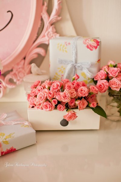 Цветы в коробочке открытка