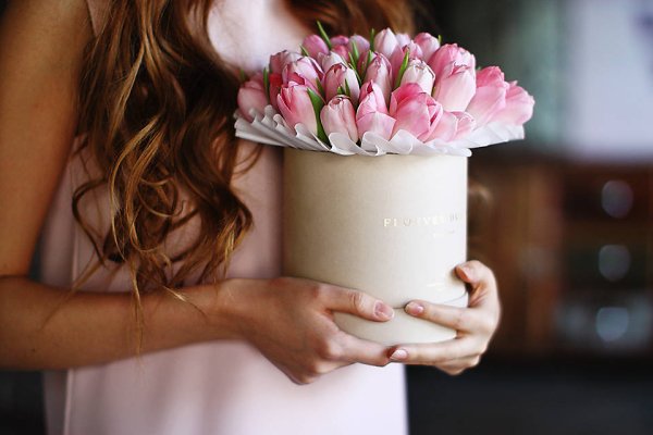 Цветы в руках у девушки