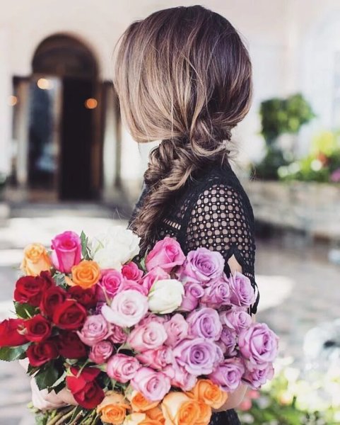 Девушка с цветами со спины