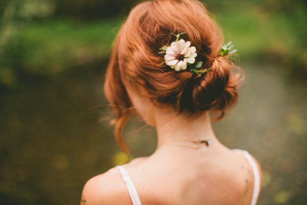 Женщина в цветочном поле