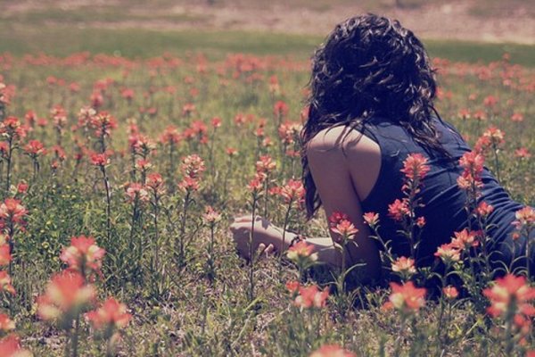 Брюнетка с розами со спины