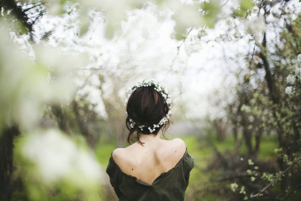 Девушка в венке сзади
