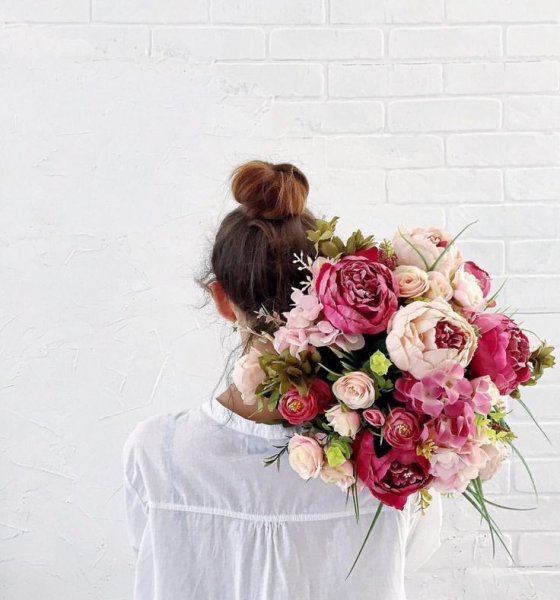 Кудрявая брюнетка со спины