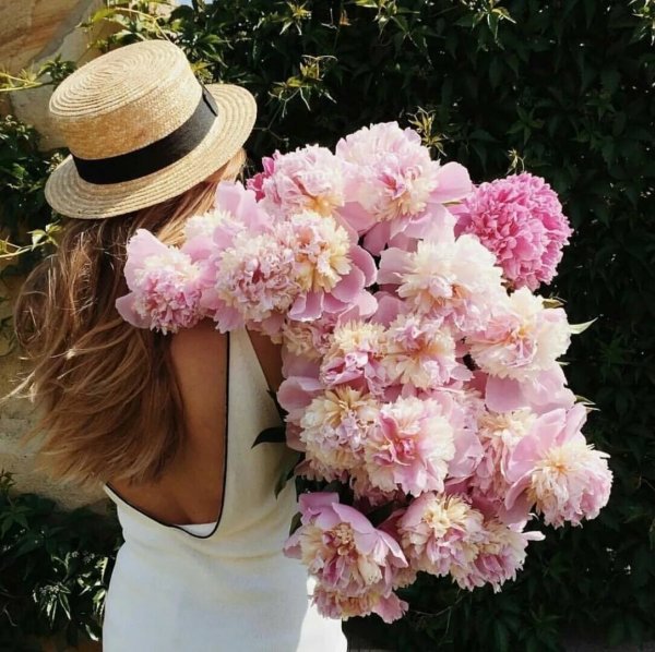 Девушка с букетом полевых цветов