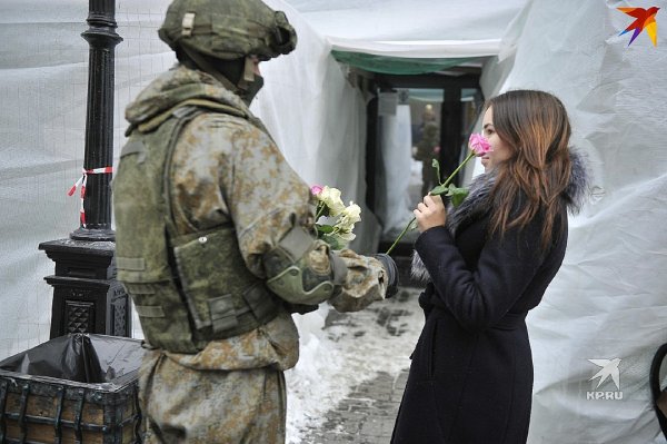 Военный дарит цветы