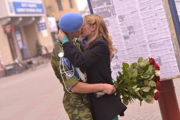 Русский солдат с цветами