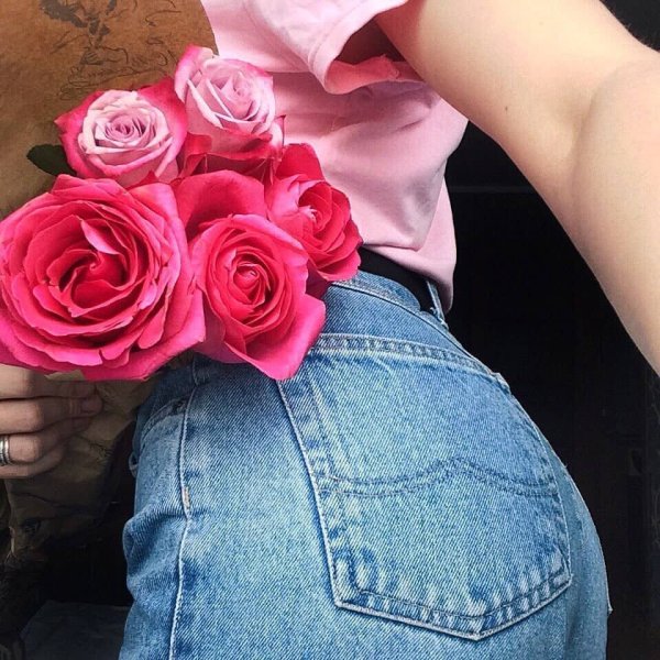 Цветы в руках у девушки