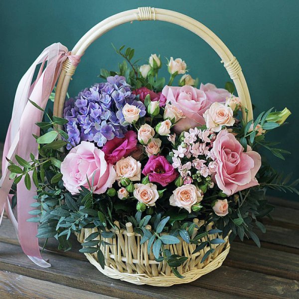 Цветочная композиция в корзинке